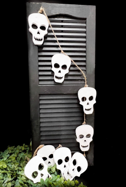 Ghost Face Garland with 8 faces 6x4in each