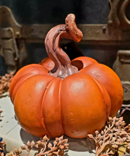 Whimsy Pumpkin 7x6x6in